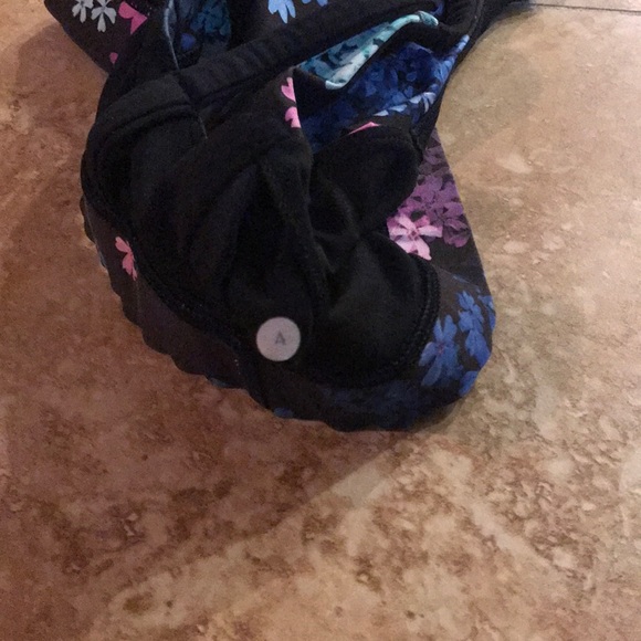 Lulu lemon Energy Bra Size 4 - Picture 5 of 5